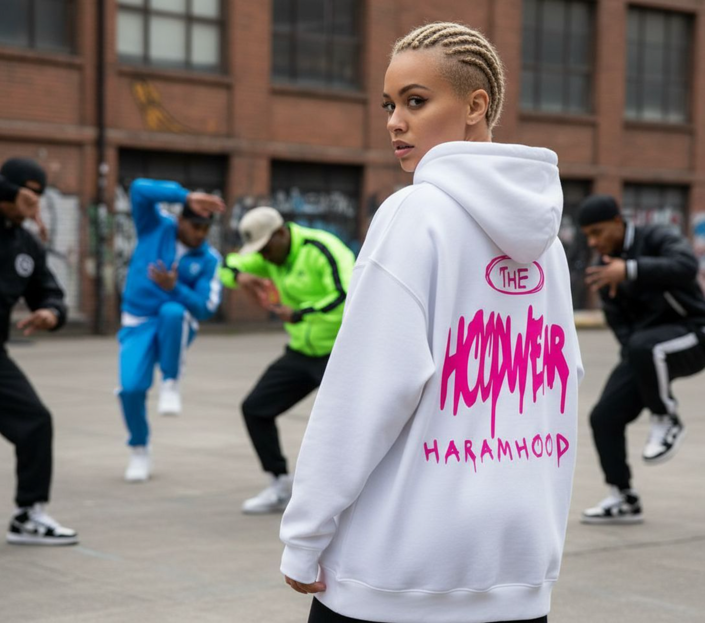 7HARAMHOOD White Graffiti 7H Hoodie – Mausgrau in einem urbanen Setting mit Tänzern im Hintergrund.