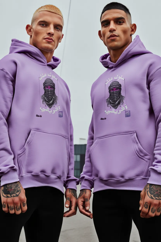 7HARAMHOOD Desert Warrior Hoodie weiß mit schwarzem Kufiya-Muster, lila Augen-Akzenten und arabischer Kalligrafie - Premium Streetwear Kapuzenpullover